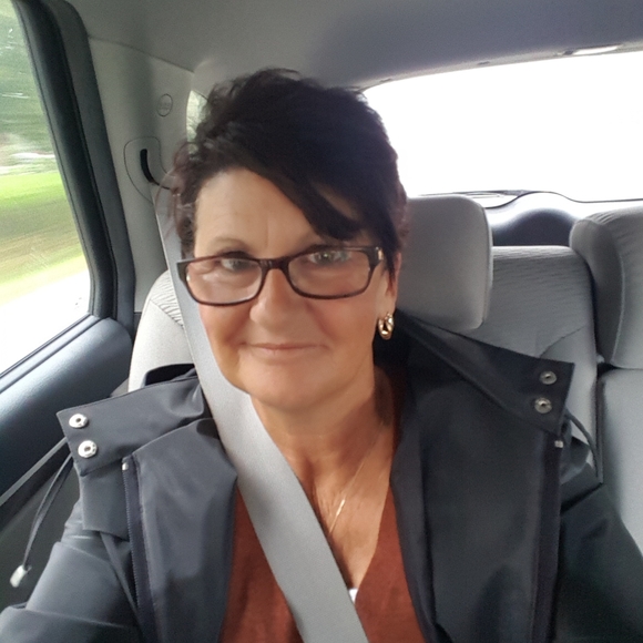 Meet your Posher, Debbie - Picture 4 of 5